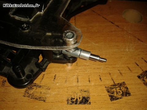 Cale en aluminium sur le pivot de roue.