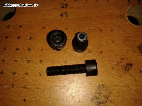 Perçage des vis en nylon.