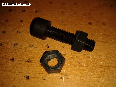 Taraudage des hexagones à visser sur les vis.