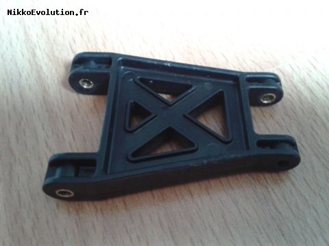 Inserts en laiton dans un bras de suspension.