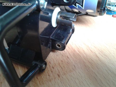 Insert en laiton dans le support de bras de suspension arrière.