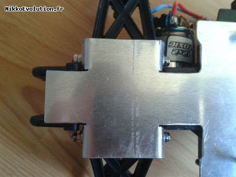 Fixation du renfort de boite de vitesse arrière.